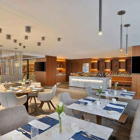 Jeddah Marriott Hotel Madinah Road Ngoại thất bức ảnh The lounge at the airport
