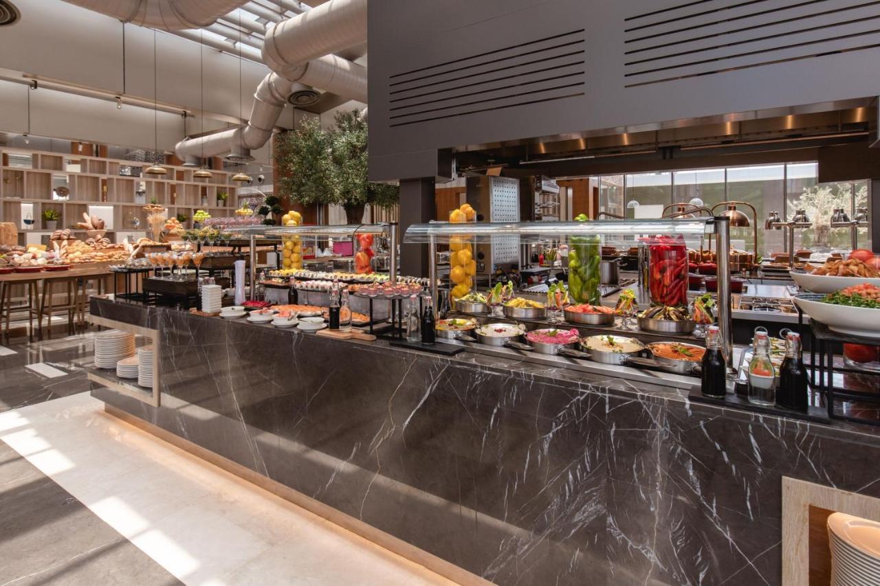 Jeddah Marriott Hotel Madinah Road Ngoại thất bức ảnh The buffet at the hotel