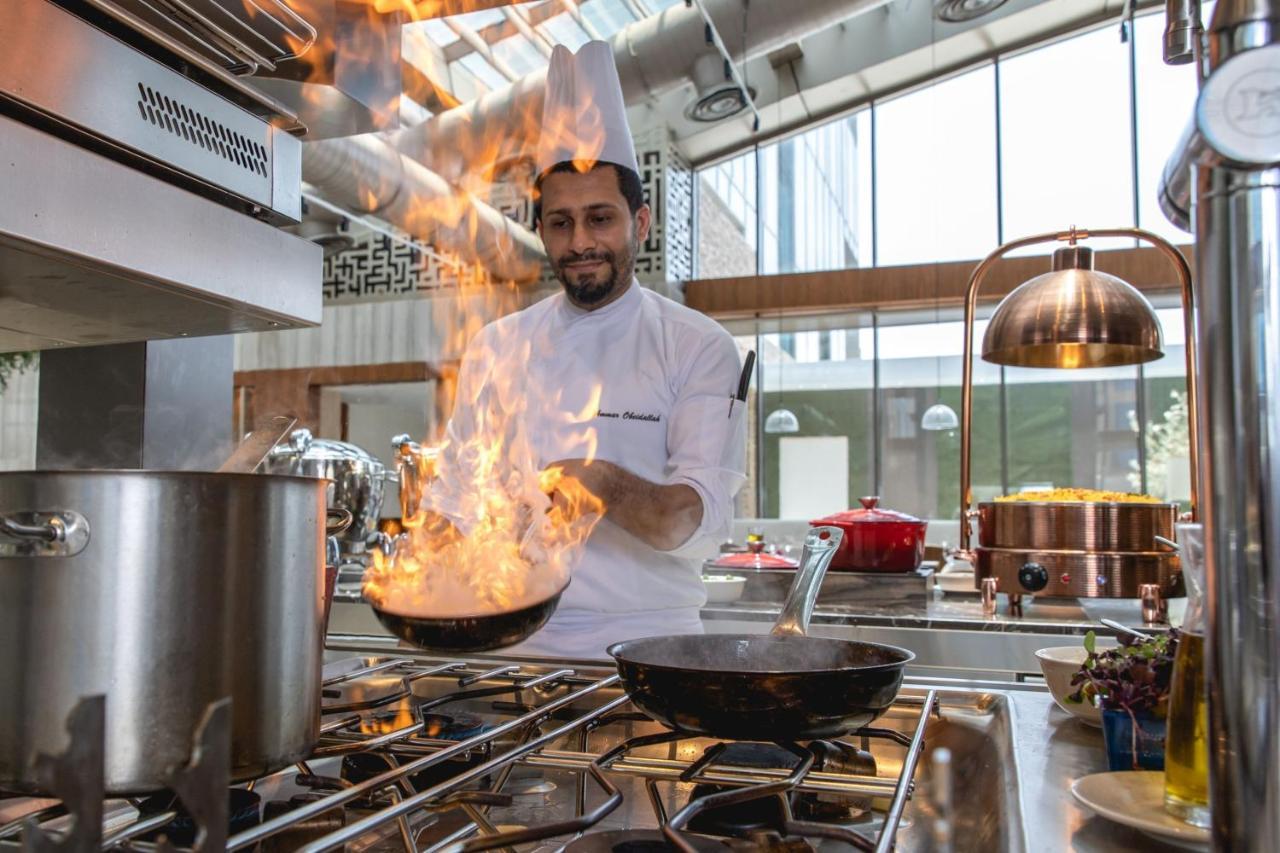 Jeddah Marriott Hotel Madinah Road Ngoại thất bức ảnh Chef cooking with a flambé torch