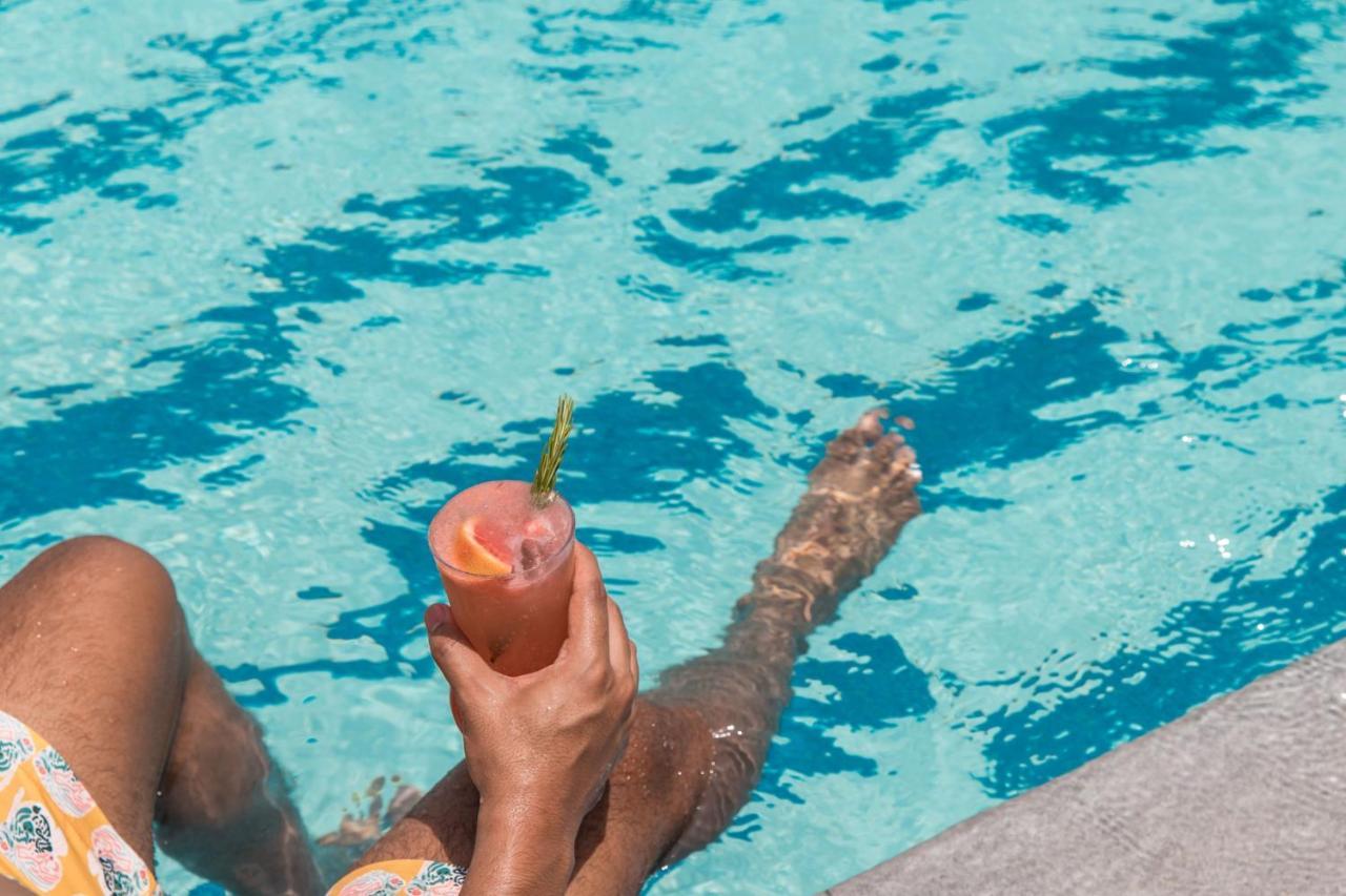 Jeddah Marriott Hotel Madinah Road Ngoại thất bức ảnh A woman holding a cocktail in a swimming pool