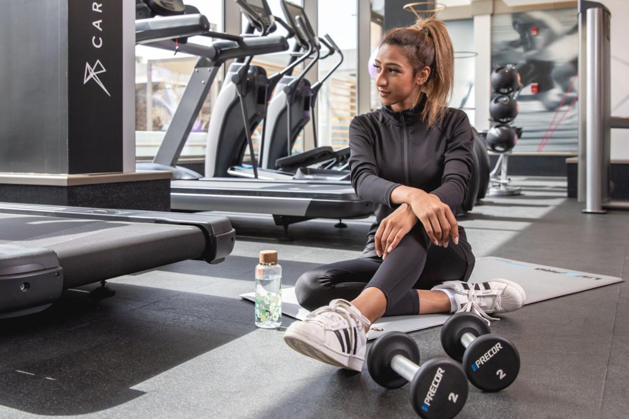 Jeddah Marriott Hotel Madinah Road Ngoại thất bức ảnh A woman in a gym