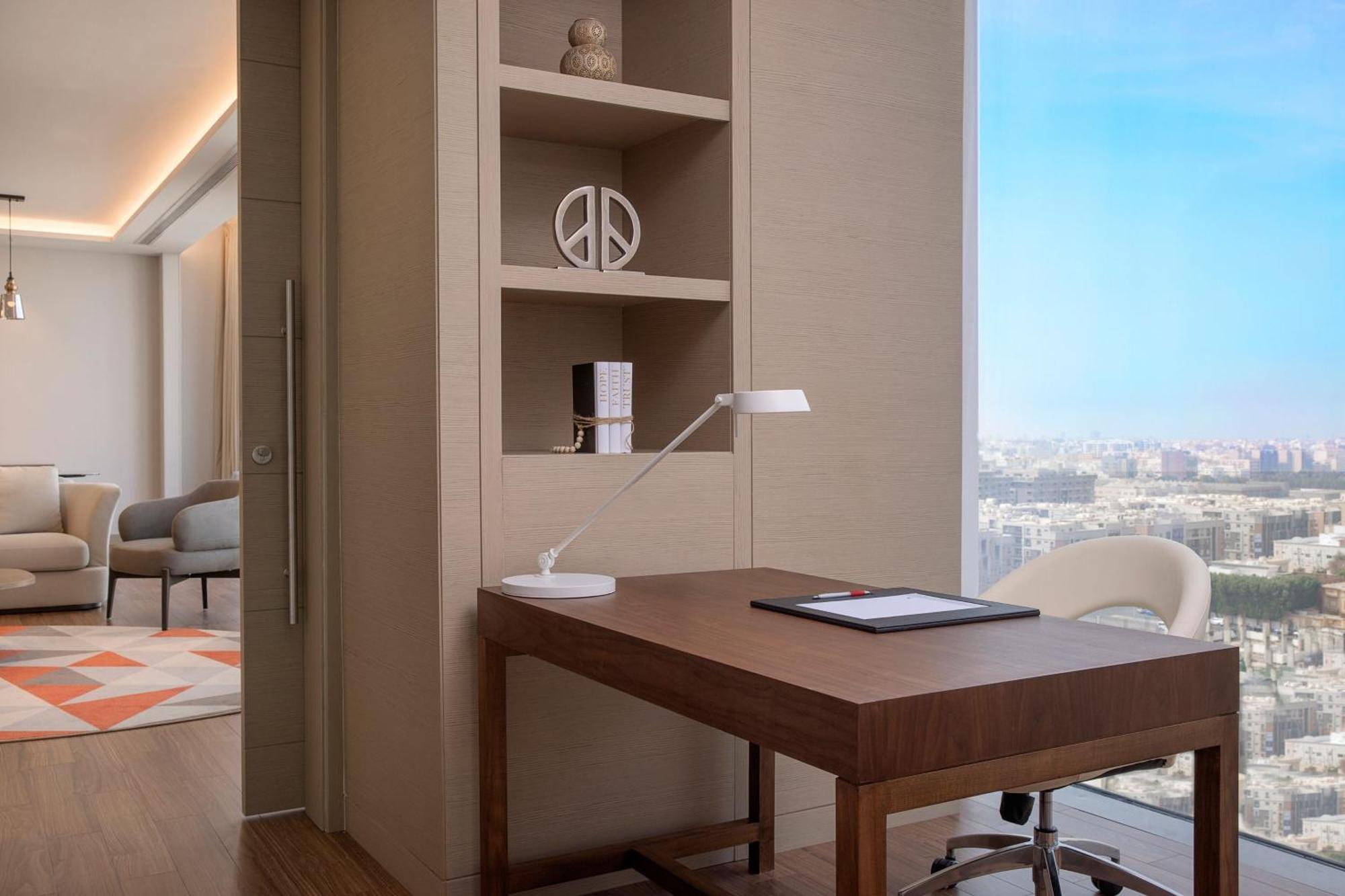 Jeddah Marriott Hotel Madinah Road Ngoại thất bức ảnh A work desk in a hotel room