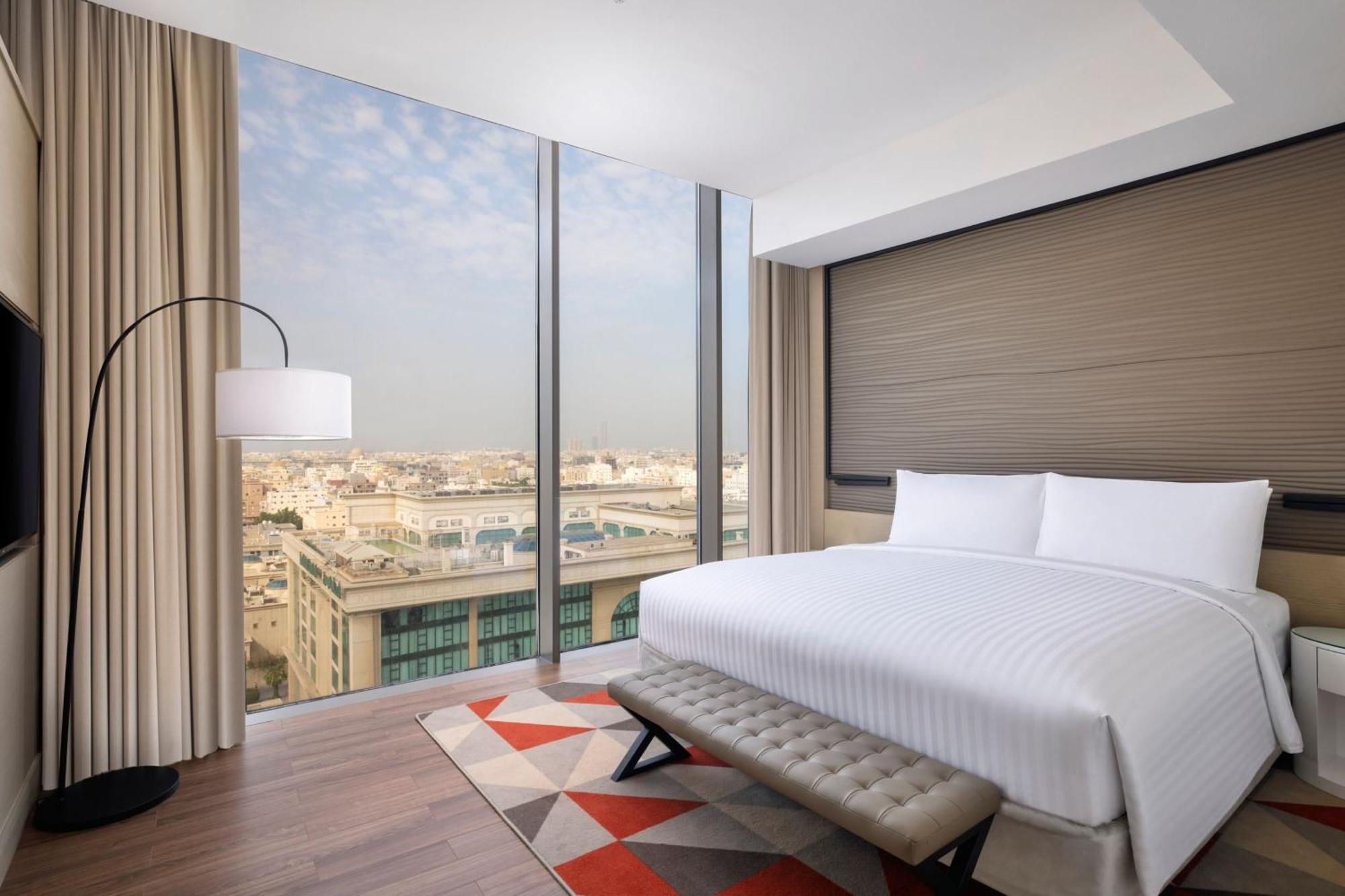 Jeddah Marriott Hotel Madinah Road Ngoại thất bức ảnh A bedroom at the hotel