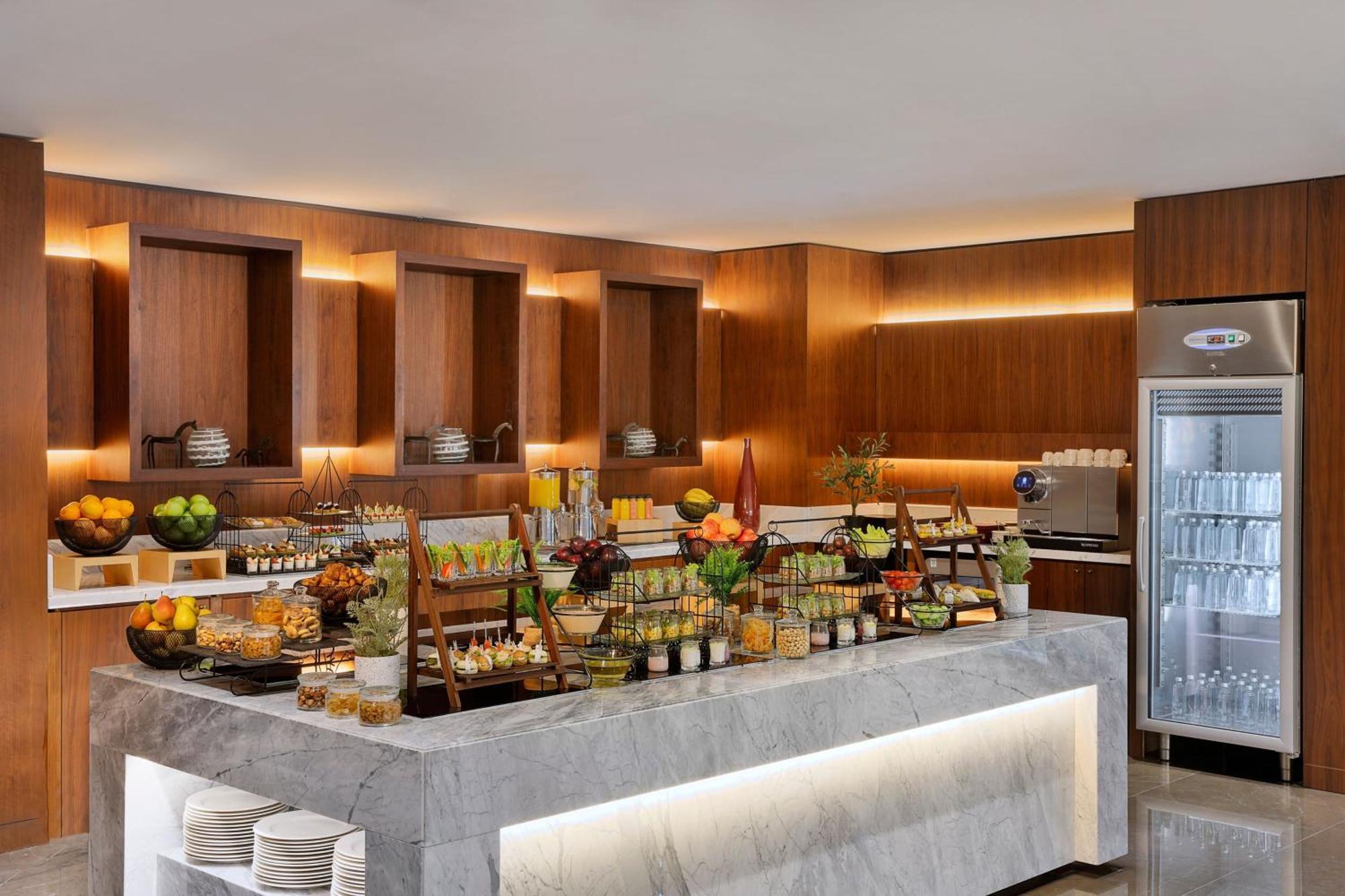 Jeddah Marriott Hotel Madinah Road Ngoại thất bức ảnh The buffet at the lounge