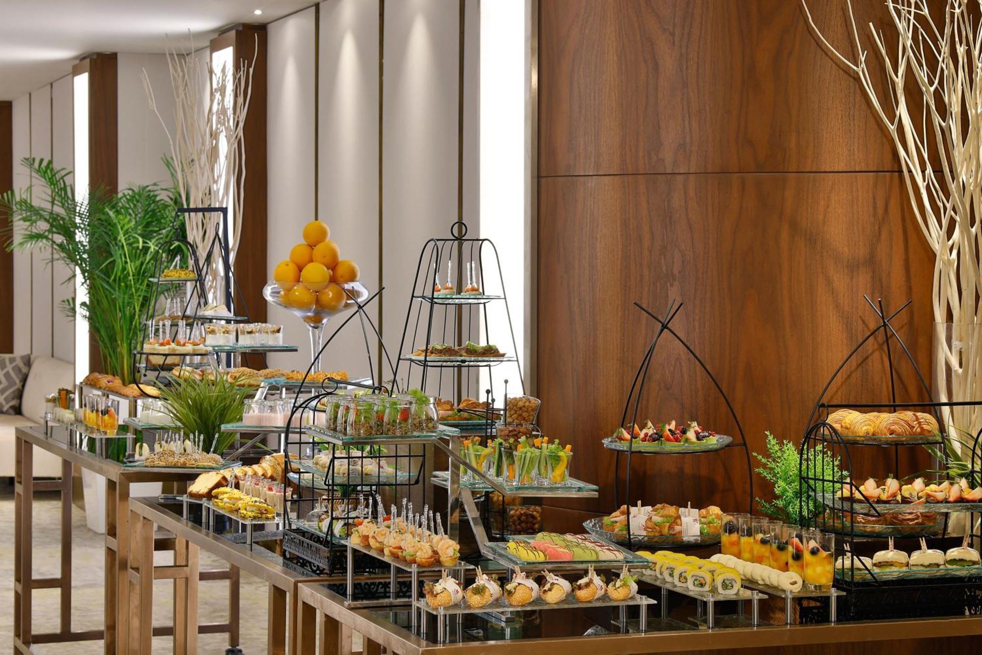 Jeddah Marriott Hotel Madinah Road Ngoại thất bức ảnh A buffet at a hotel