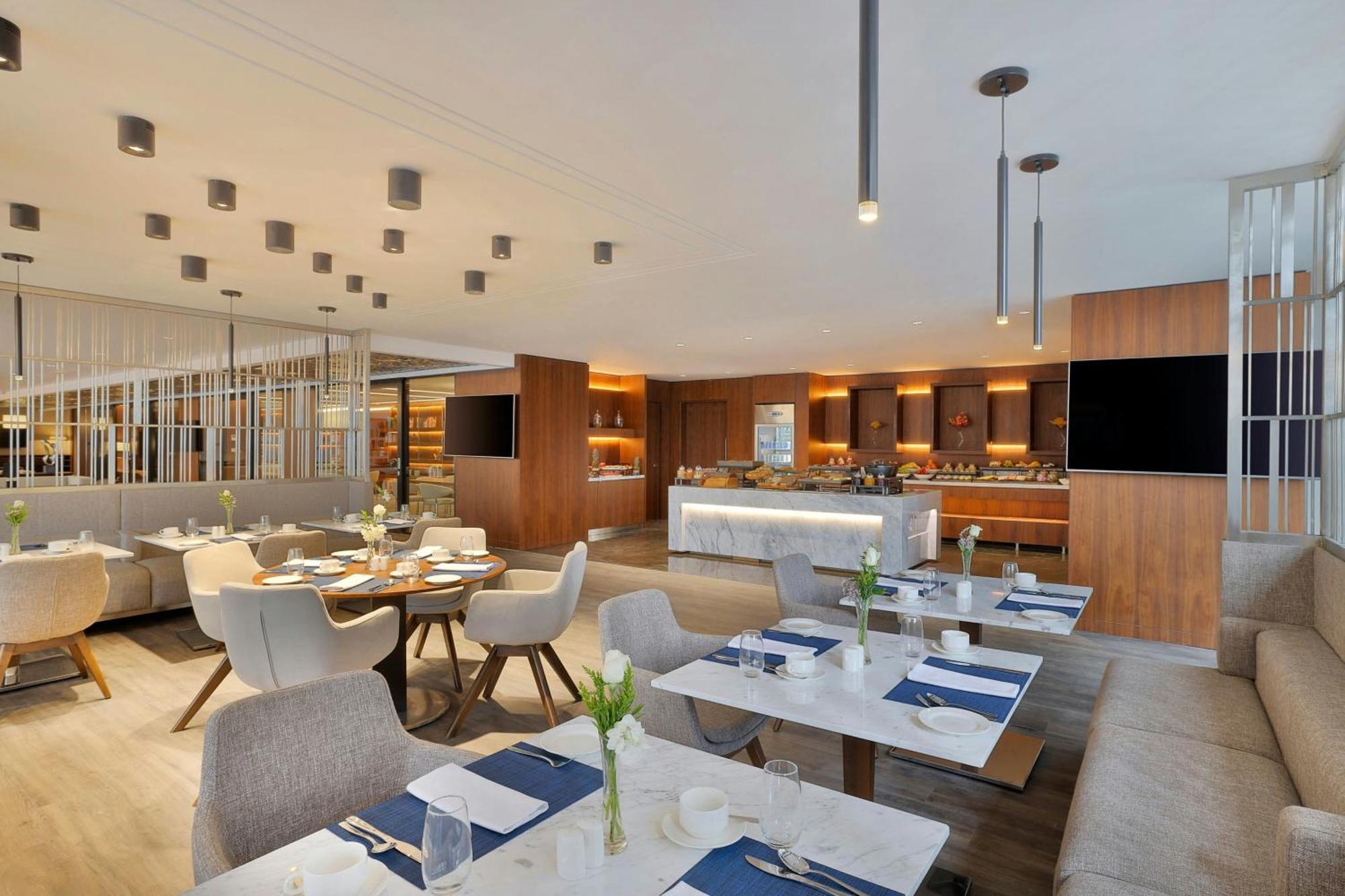 Jeddah Marriott Hotel Madinah Road Ngoại thất bức ảnh The lounge at the airport