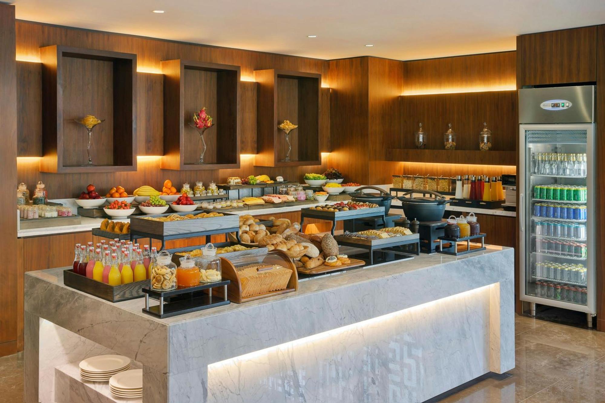 Jeddah Marriott Hotel Madinah Road Ngoại thất bức ảnh A buffet at a hotel
